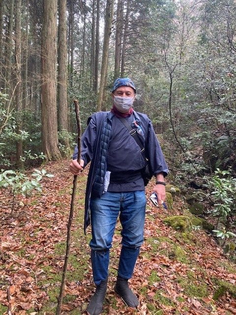Japan Studies Professor practices nanba walking on Sekai Fushigi Hakken