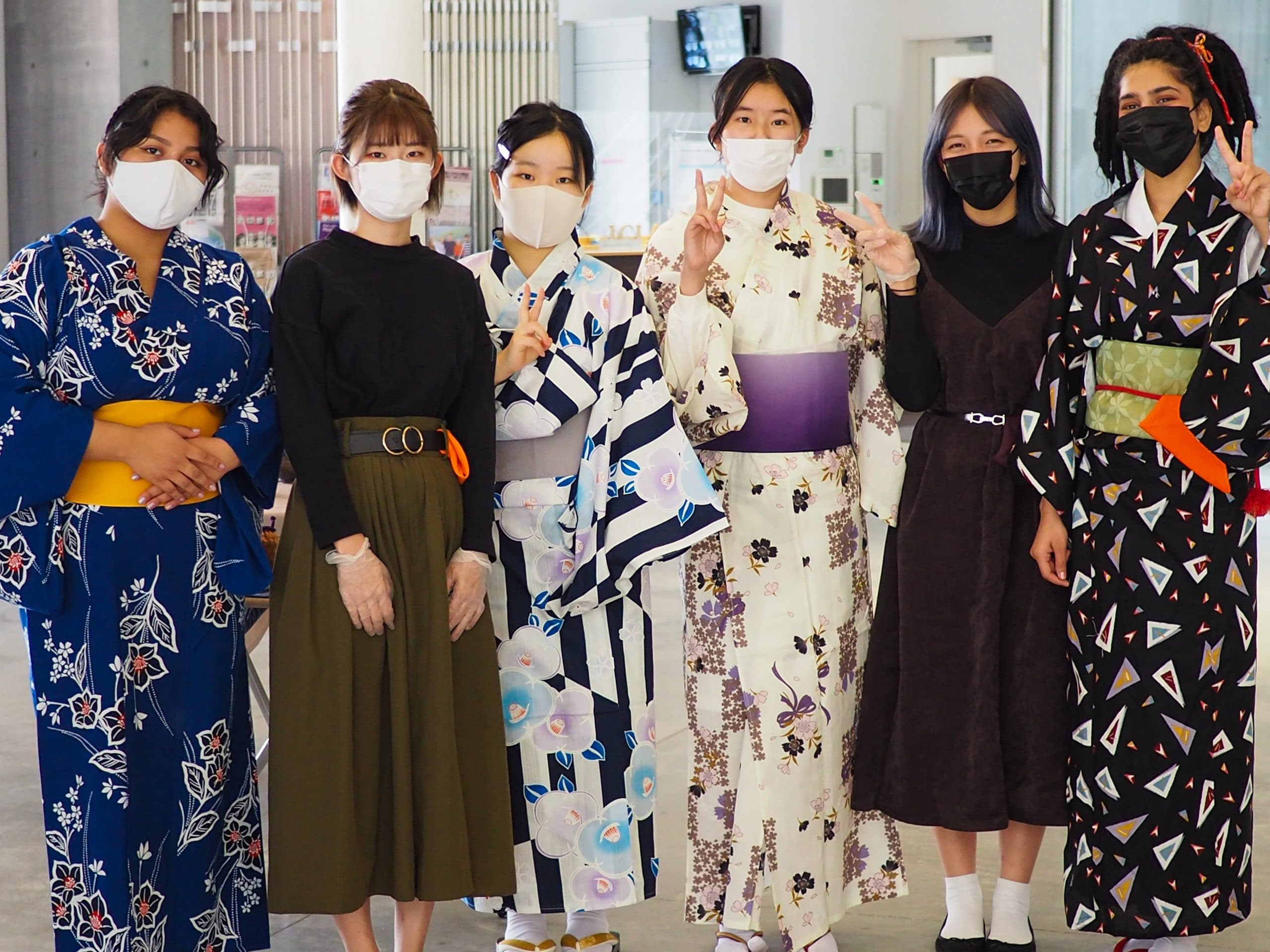 iCLA students involved in the tea ceremony workshop