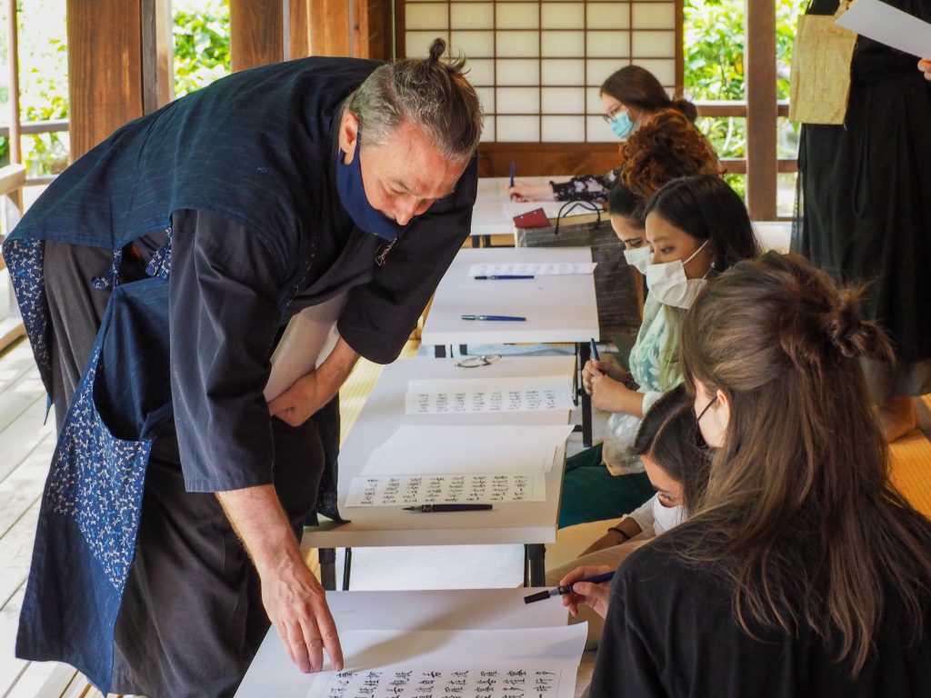 iCLA professor teaches Japanese calligraphy to international students