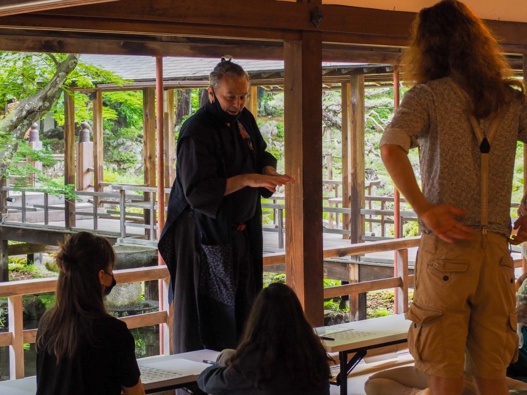 iCLA professor explains Japanese calligraphy to study abroad students 