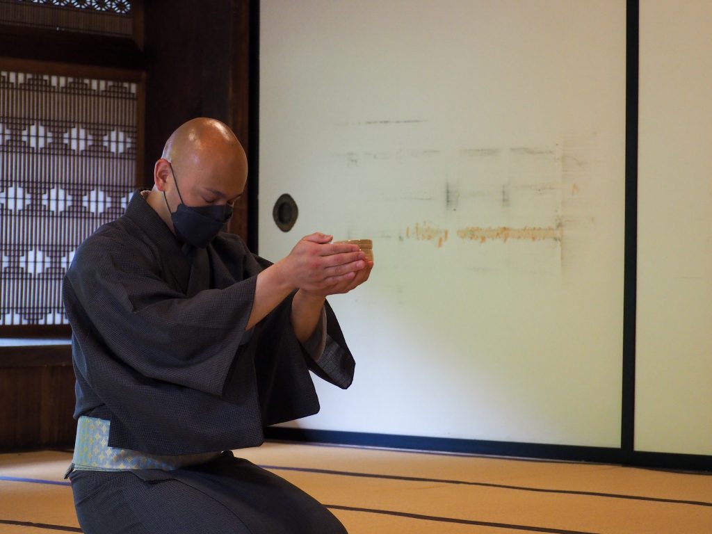Tea Master at Erinji explains Japanese tea ceremony to international students