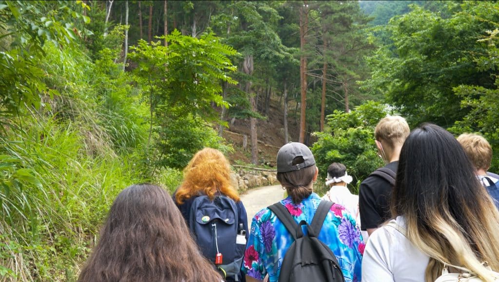 iCLA students walk to Kawaguchi Asama Shrine's Haha no Shirataki