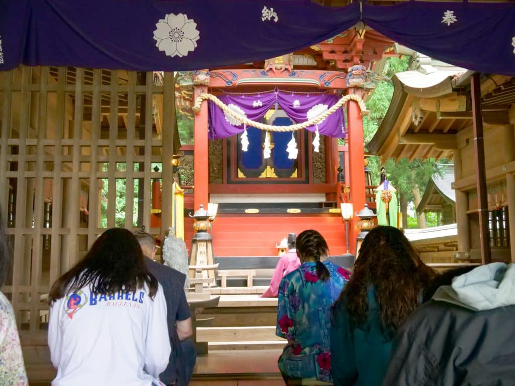 iCLA students participate in a purification ceremony at Kawaguchi Asama Shrine