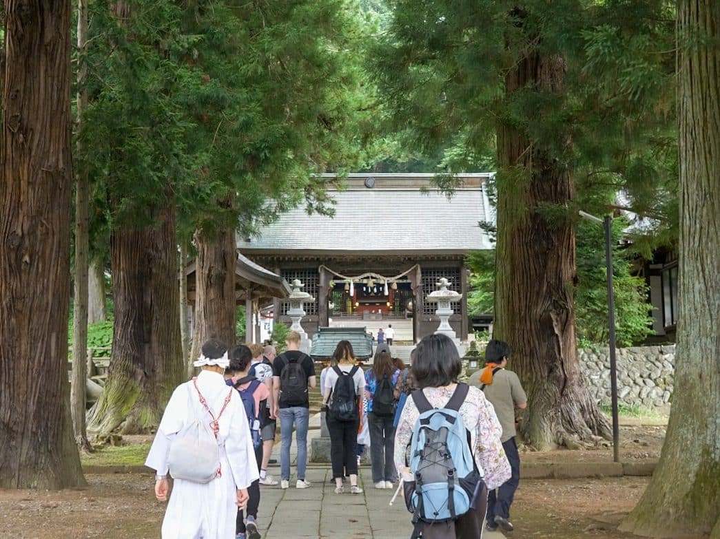 iCLA students walking up to Kawaguchi Asama Shrine