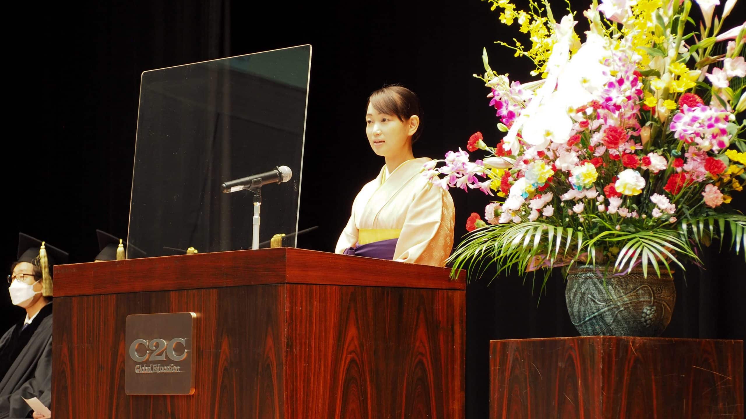 The President of Yamanashi Gakuin University welcoming new students at the Fall 2022 Entrance Ceremony.