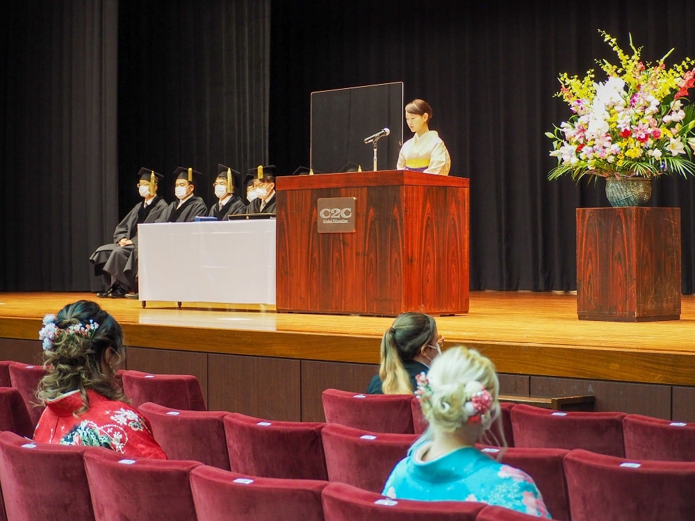 The President of Yamanashi Gakuin University gives a speech to the graduates. 