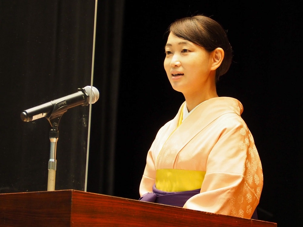 The President of Yamanashi Gakuin University gives a speech to the graduates. 