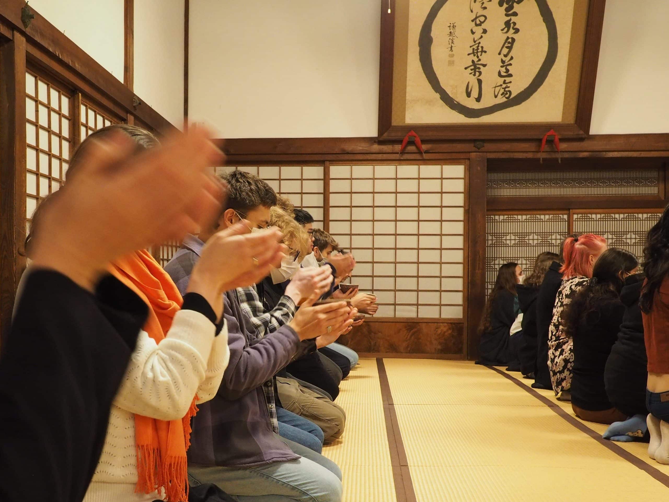 iCLA exchange students try tea ceremony at Erinji Temple