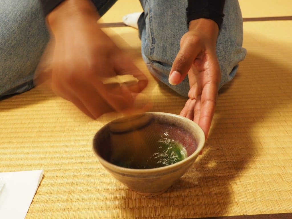 iCLA exchange students try tea ceremony at Erinji Temple