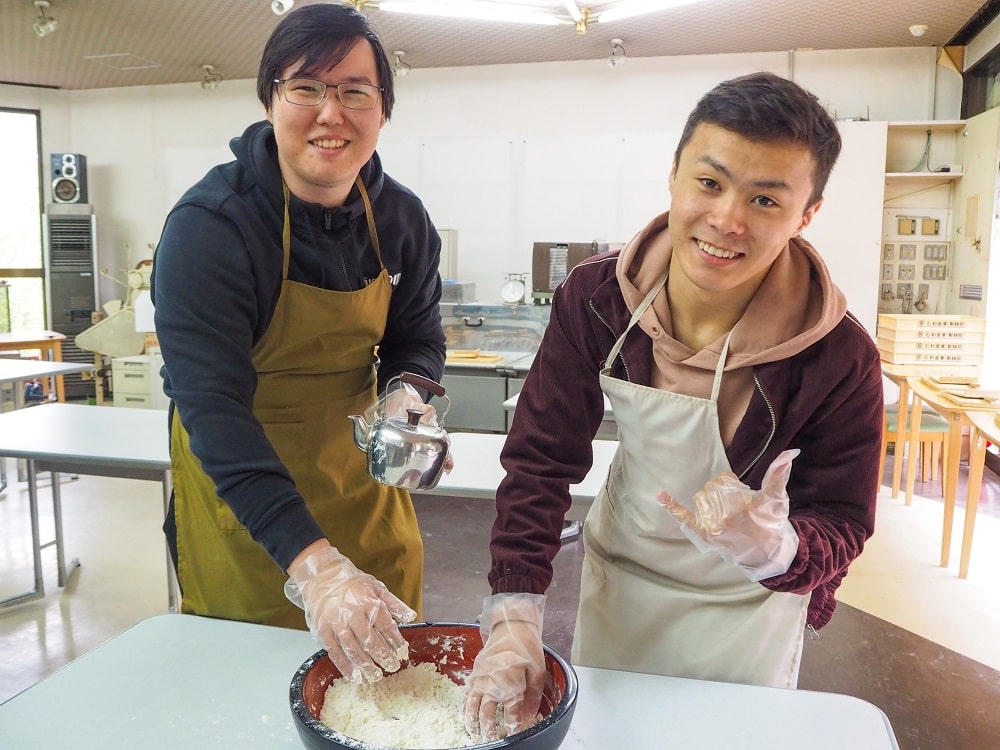 iCLA exchange students makes hoto noodles at Sawarabi in Shosenkyo