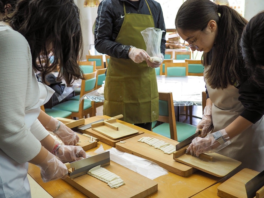 iCLA exchange students makes hoto noodles at Sawarabi in Shosenkyo
