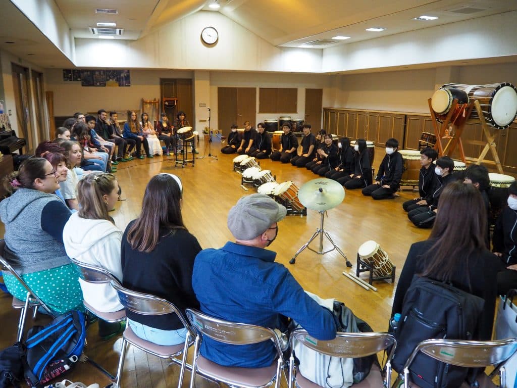 Yamanashi high school students demonstrate wadaiko for iCLA students