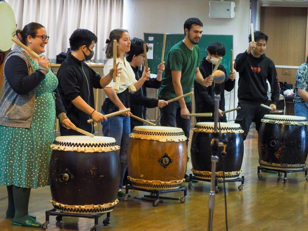 iCLA's international students try wadaiko with the Taiko Club.