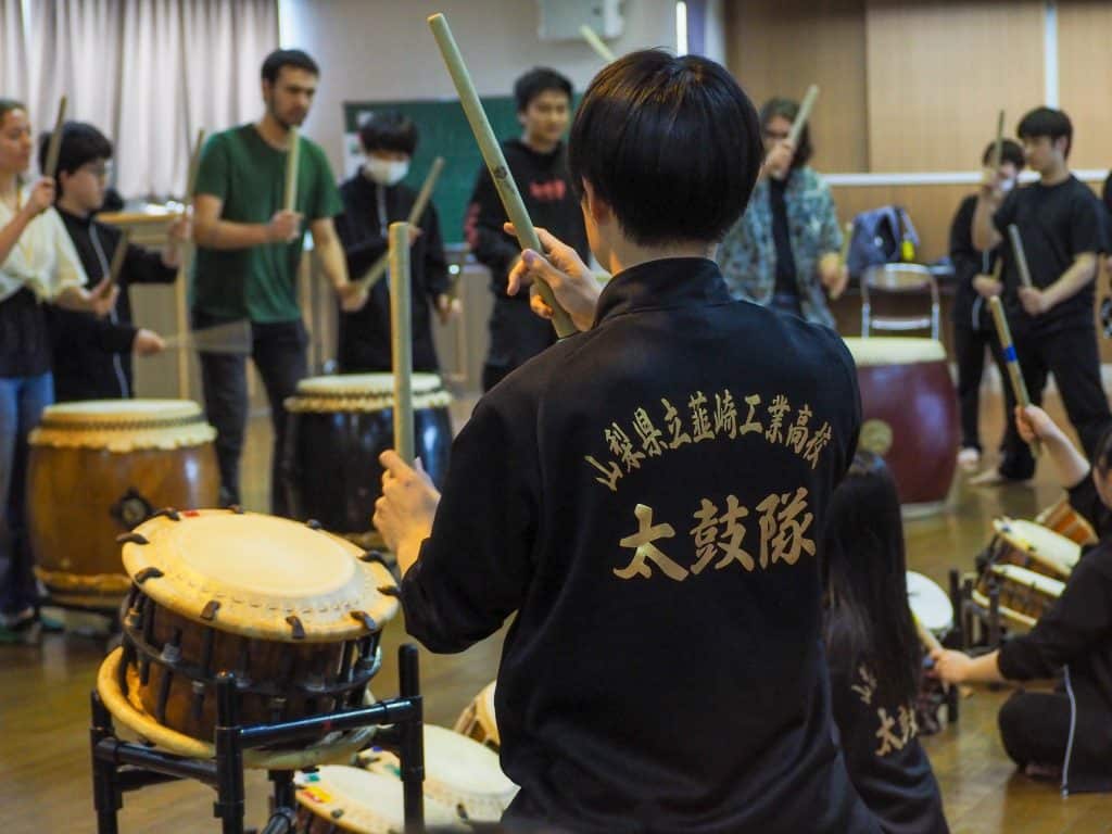 Yamanashi high school students perform wadaiko for iCLA students