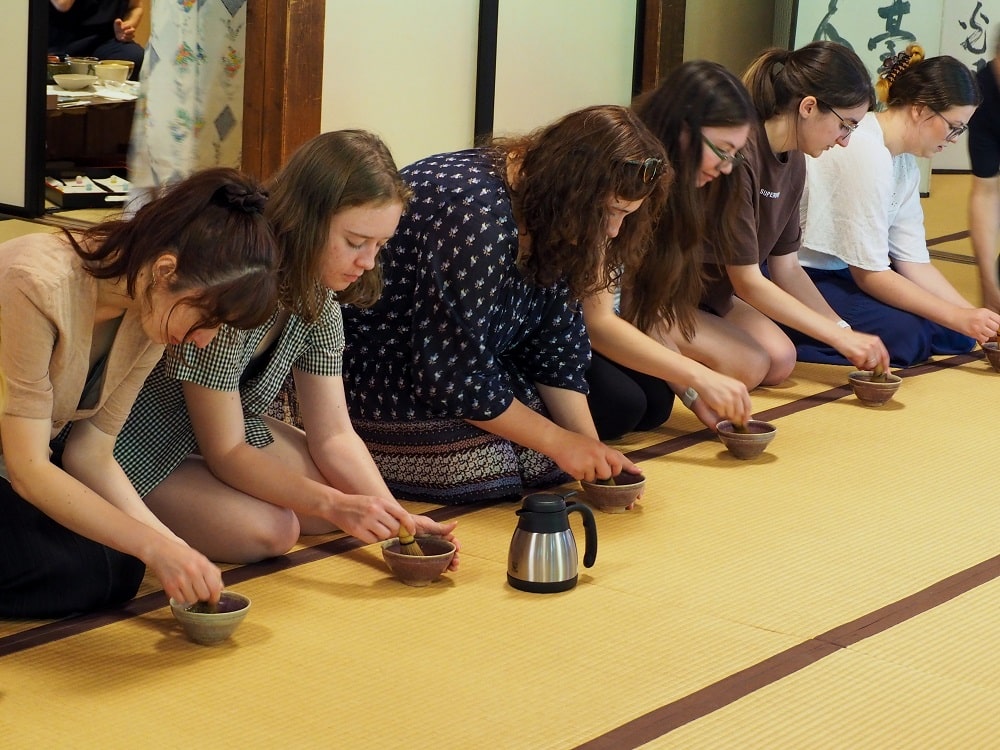 iCLA exchange students try tea ceremony