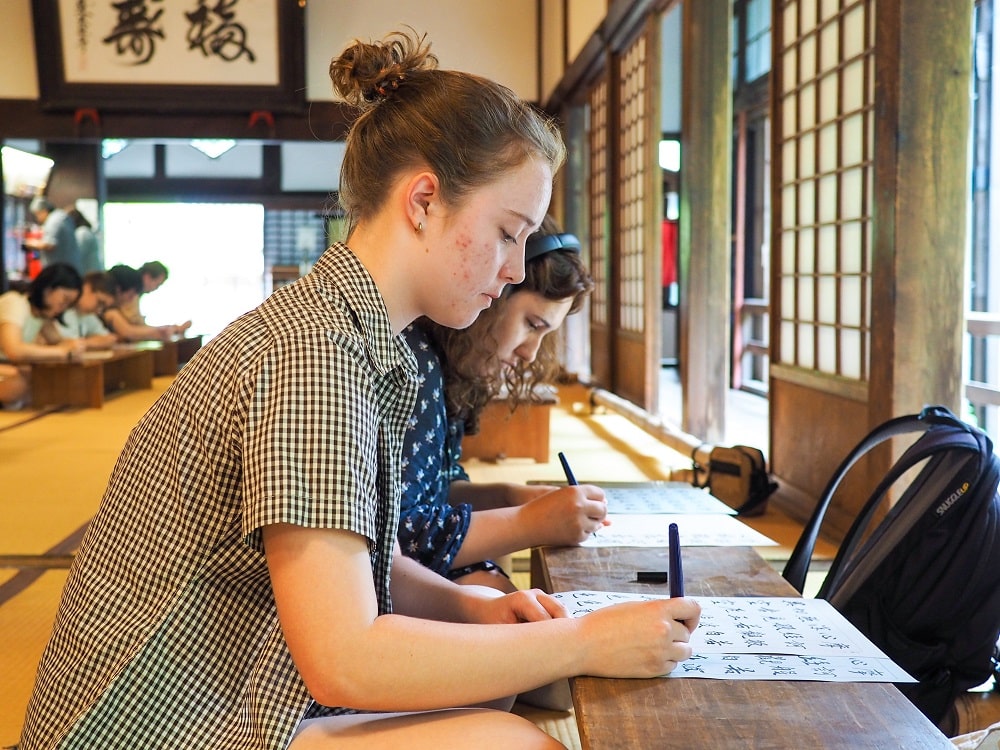 iCLA exchange student practices Shakyo at Erinji