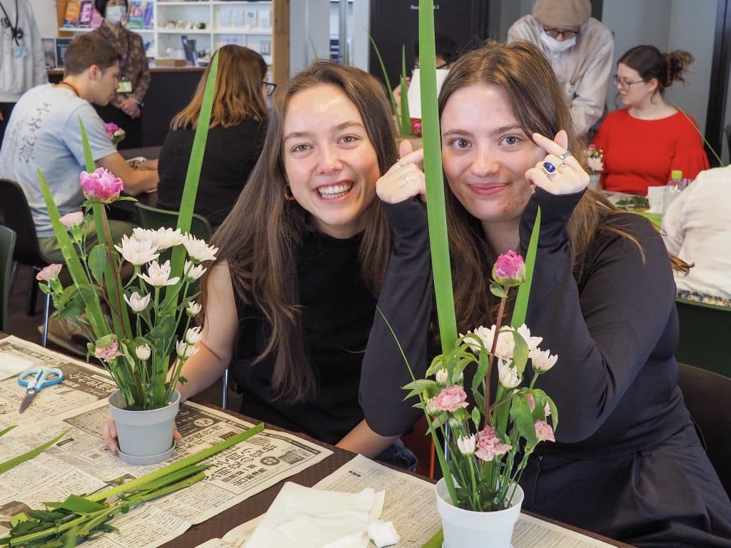 iCLA international students try flower arrangement in the O-Chat Time workshop.