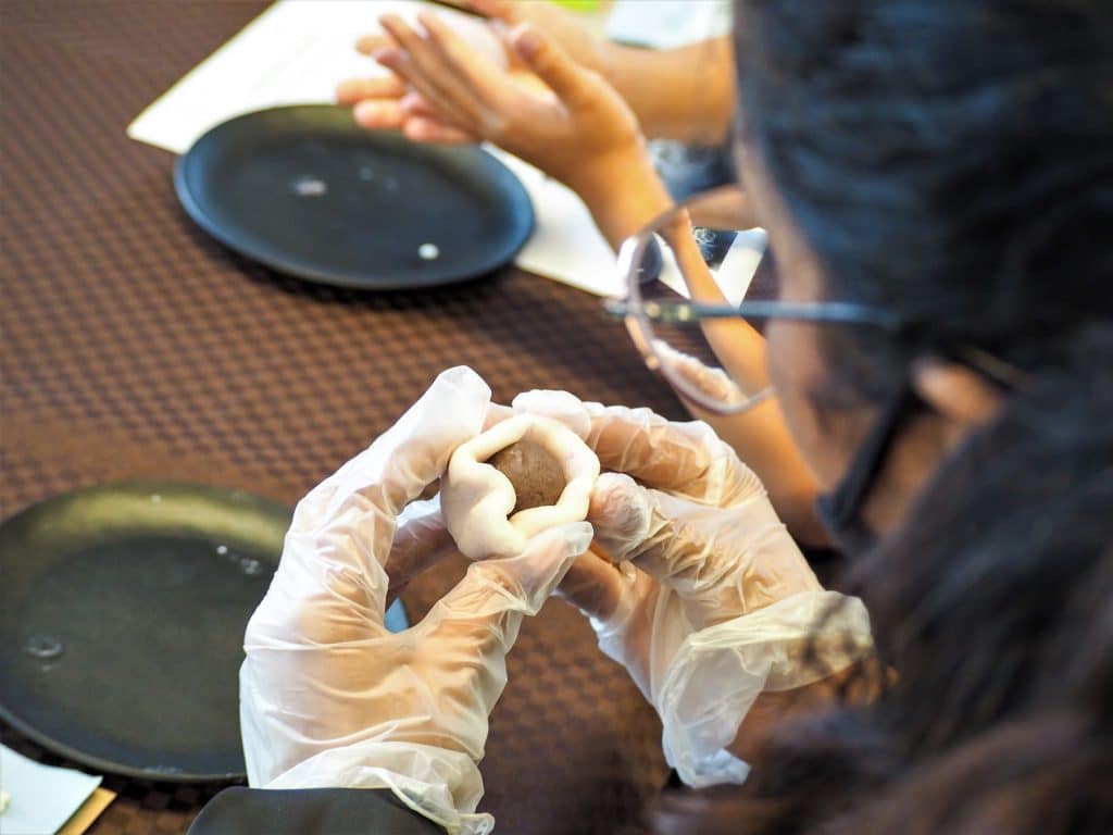 iCLA international student tries making wagashi in LAC.