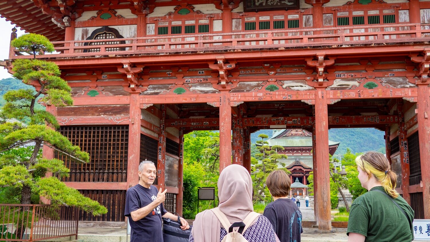iCLA's Professor William Reed speaks to a group of international students in front of Zenkoji Temple's Sanmon gate.