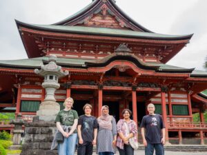 Professor William Reed and iCLA students stand in front of Kai Zenkoji Temple together for a group photo.