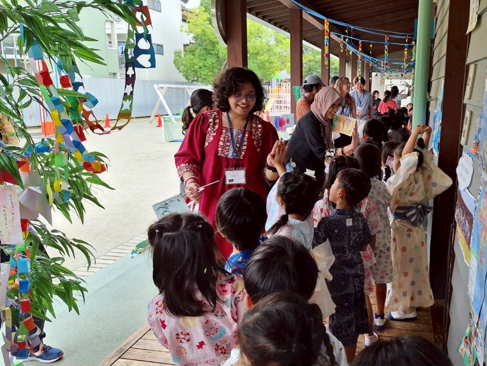 iCLA students join the Yamanashi Gakuin Kindergarten kids for Tanabata