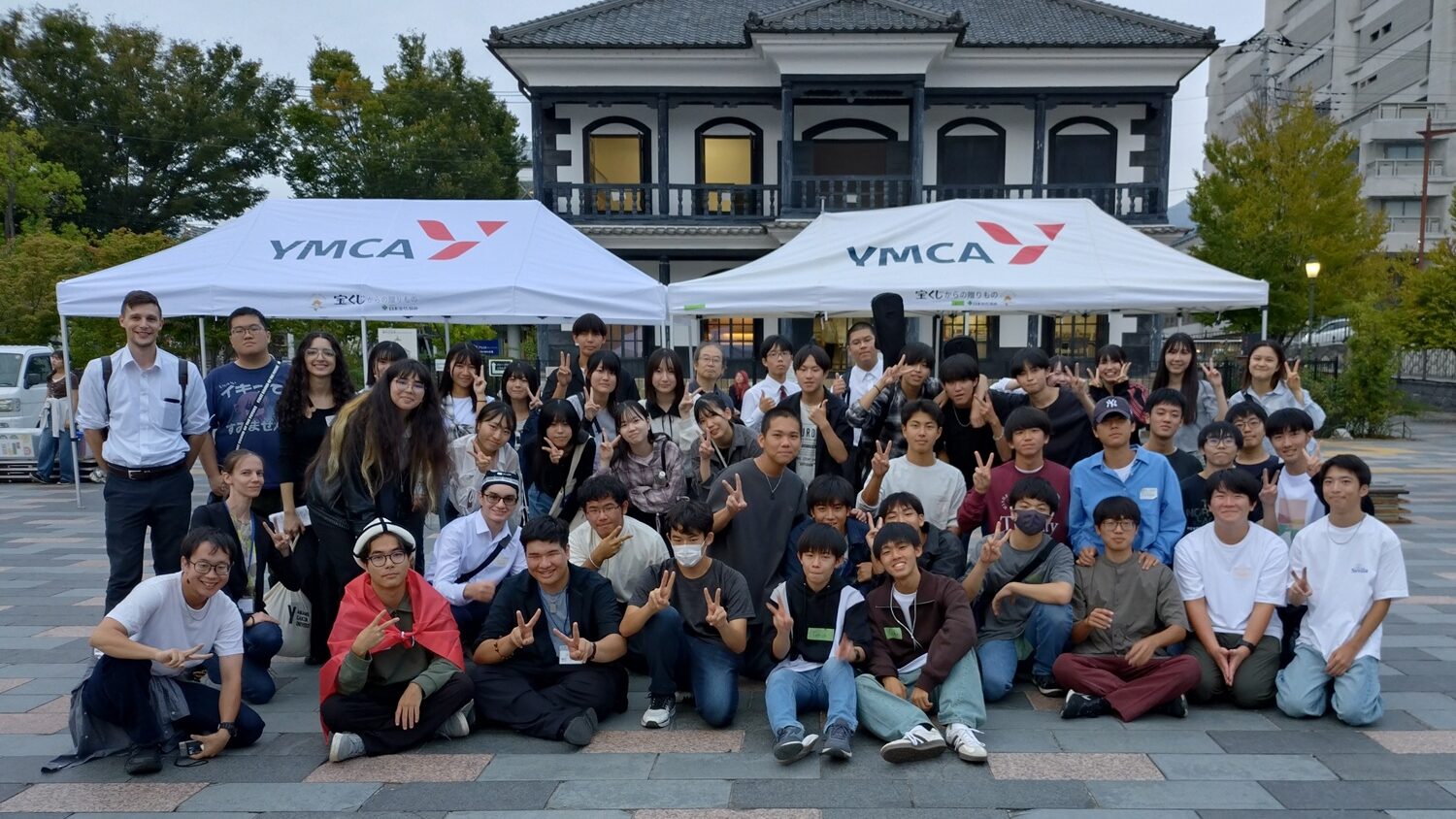 Seishu high school students and iCLA international students take a group photo together for Global Festa in Kofu.