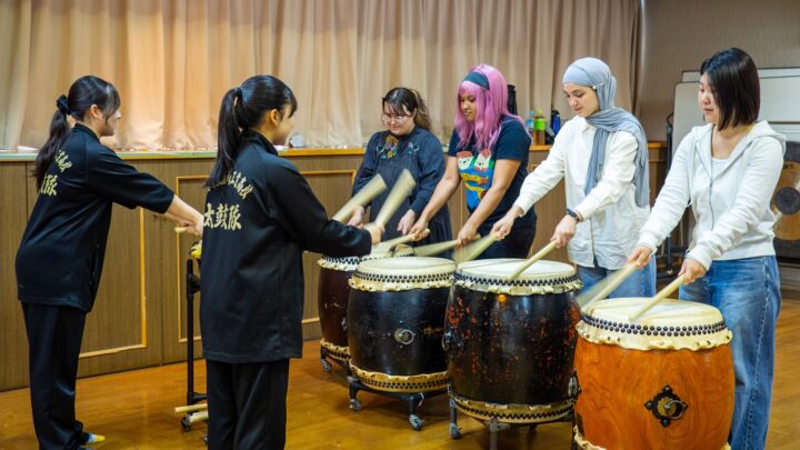 iCLA's international students try wadaiko, Japanese traditional drumming, under the tutelage of Nirasaki Kogyo High School's Taiko Club students.
