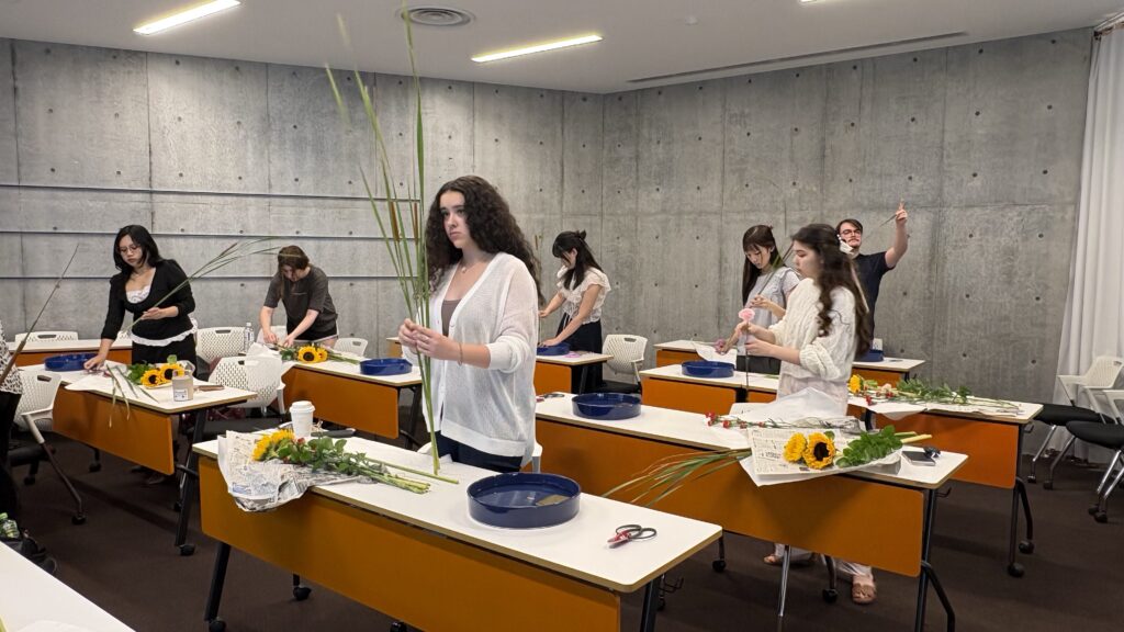 iCLA students join an ikebana workshop held on campus.
